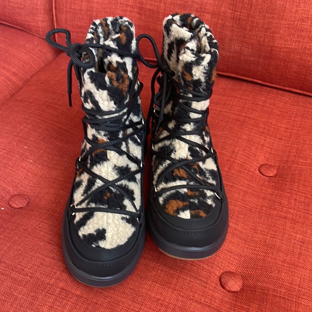 Leopard print snow boats NWT
